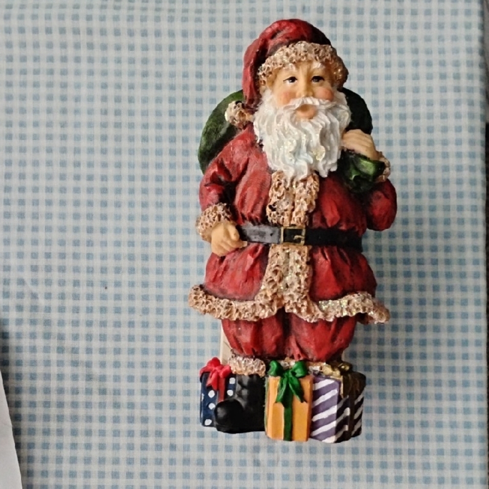 Santa Outlet Decoration: 6 Plugs.   Bundle only With one Other item minimum